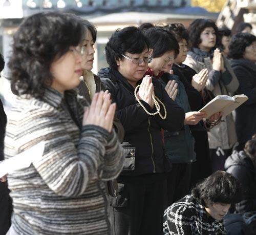 考生的家長在寺廟為孩子們祈福