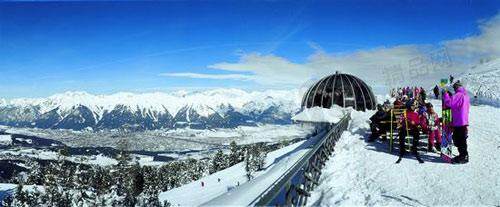 建在半山腰的木蘭纜車站可直達(dá)雪朗峰頂，讓游客近窺天堂